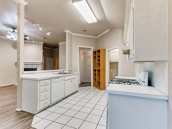 5th image of 400 W 10th St