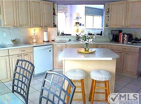 Bright, Cheerful Kitchen
