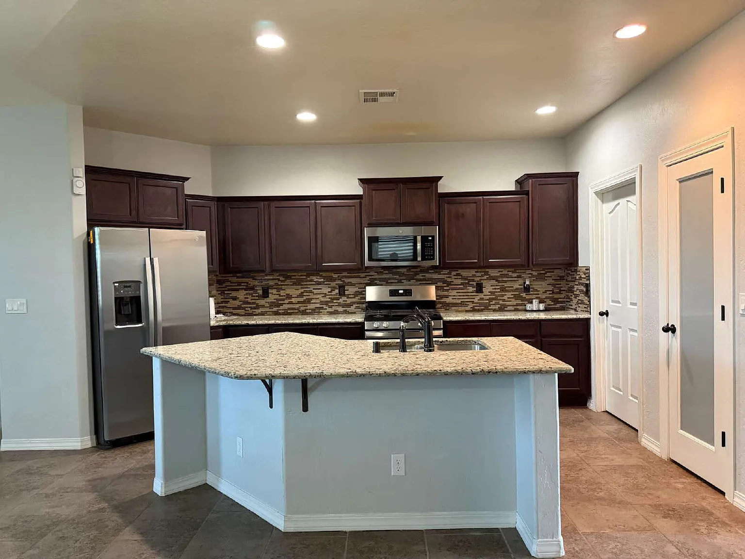3 bed, 2.0 bath, 1689 sqft, $1,950 — Photo 4