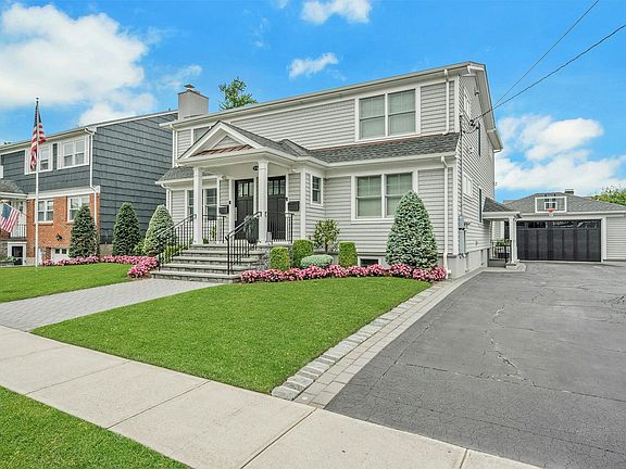 4th image of 241 Gainsborg Ave E