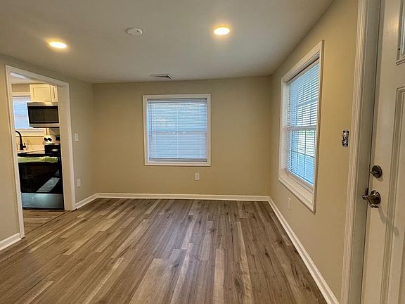 4th image of 2389 White Oak Rd