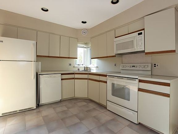 5th image of 1532 Benjamin Ave