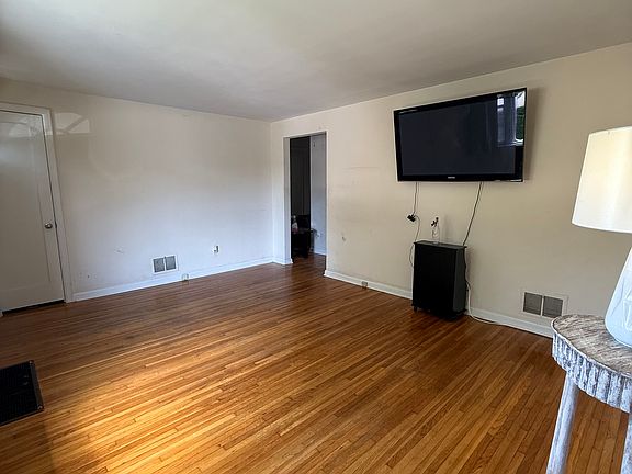 3rd image of 208 Orchard Dr