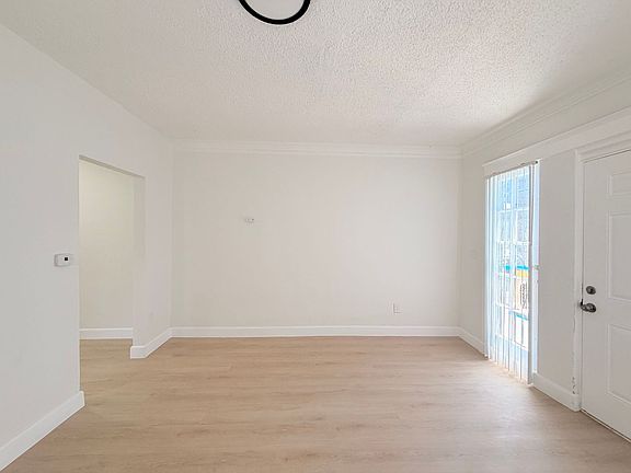 4th image of 4705 Willowbrook Ave #1001-1
