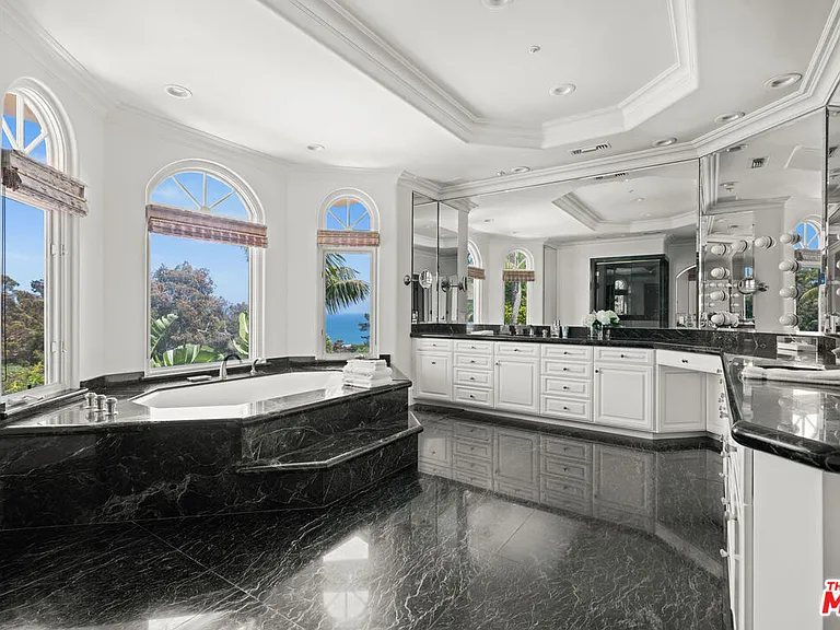 7160 Dume Dr — Photo 16