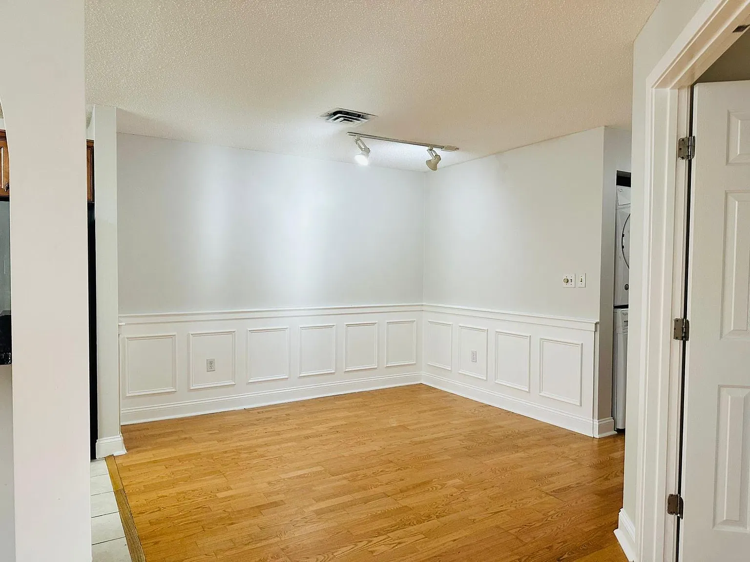 3 bed, 1163 sqft, $3,199 — Photo 3