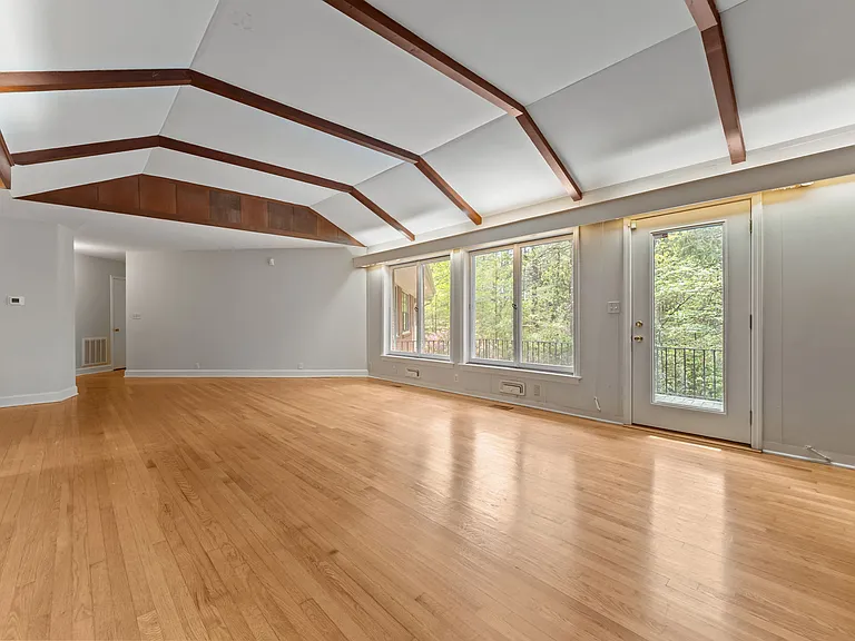 225 Arbutus Rd — Photo 9