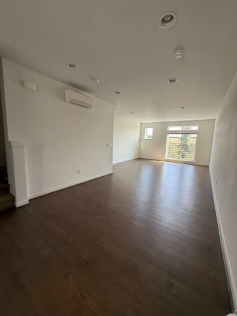 3 bed, 3.5 bath, 2014 sqft, $4,295 — Photo 3