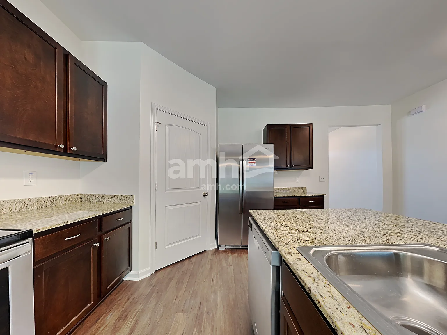 5 bed, 3.0 bath, 2476 sqft, $2,475 — Photo 4