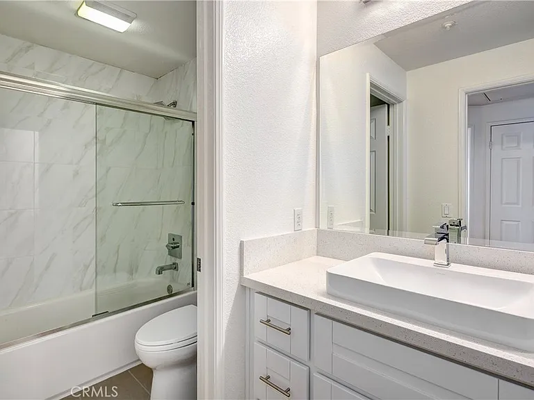 600 E Walnut St — Photo 9
