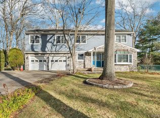 98 Auborn Ave, Shirley, NY 11967