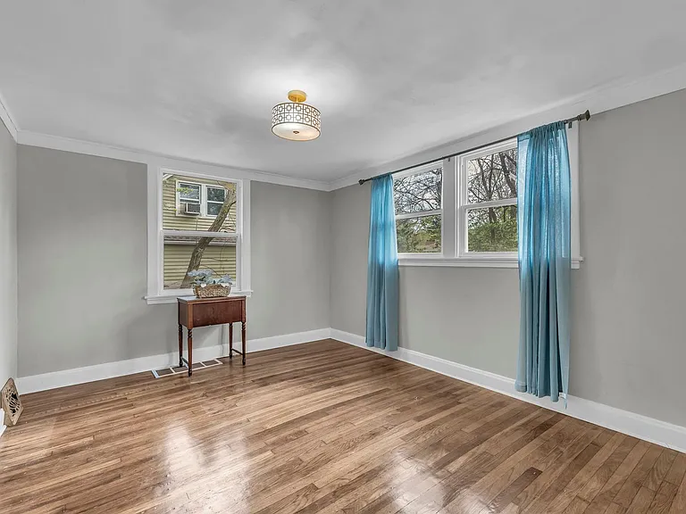 2110 S Sterling Ave — Photo 7