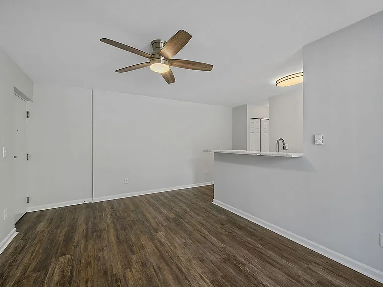 2557 Hackberry St #6 — Photo 4