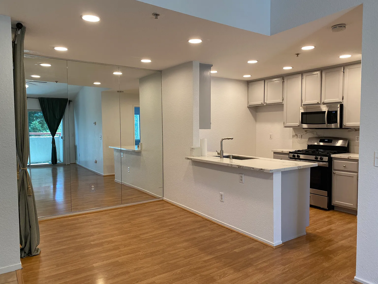 2 bed, 890 sqft, $1,795 — Photo 1