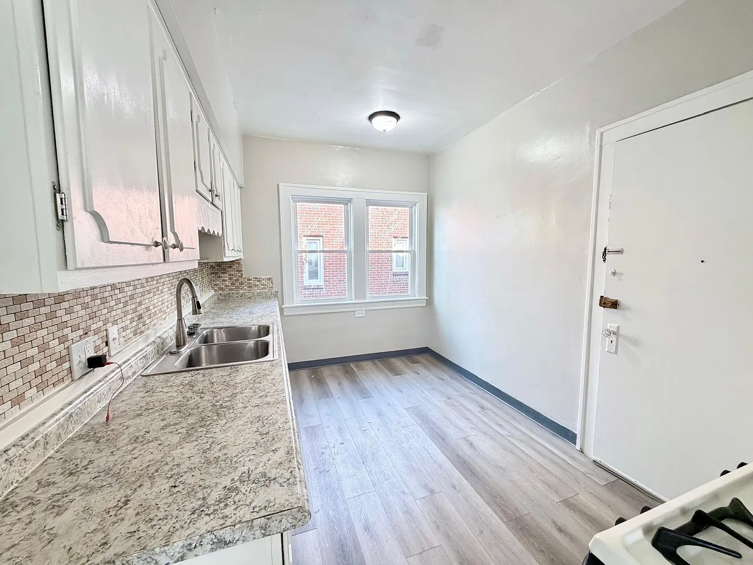 2 bed, 900 sqft, $1,025 — Photo 2