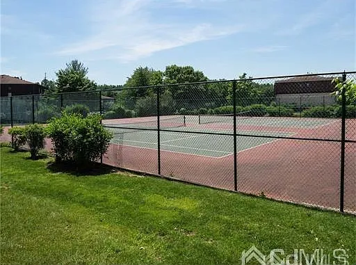 909 Green Hollow Dr — Photo 11