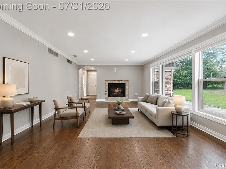 1592 Lone Pine Rd — Photo 4