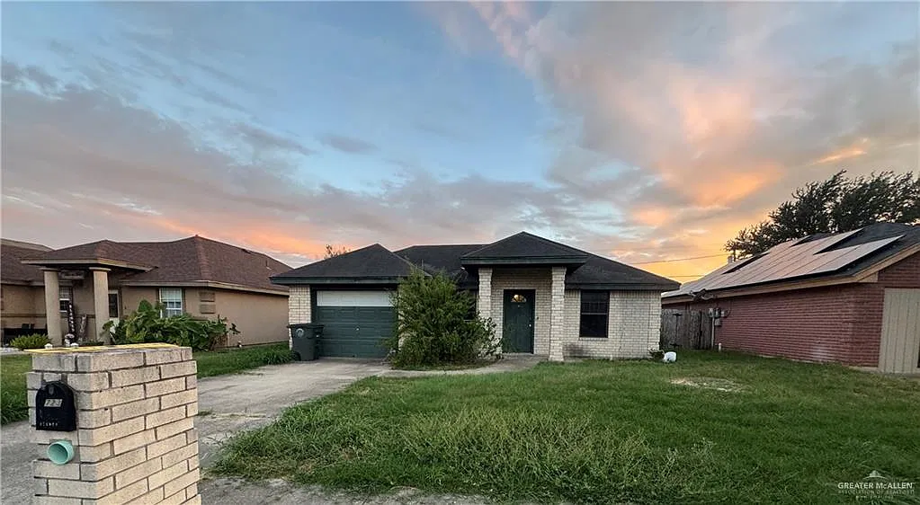 3 bed, 2.0 bath, 934 sqft, $1,200 — Photo 1