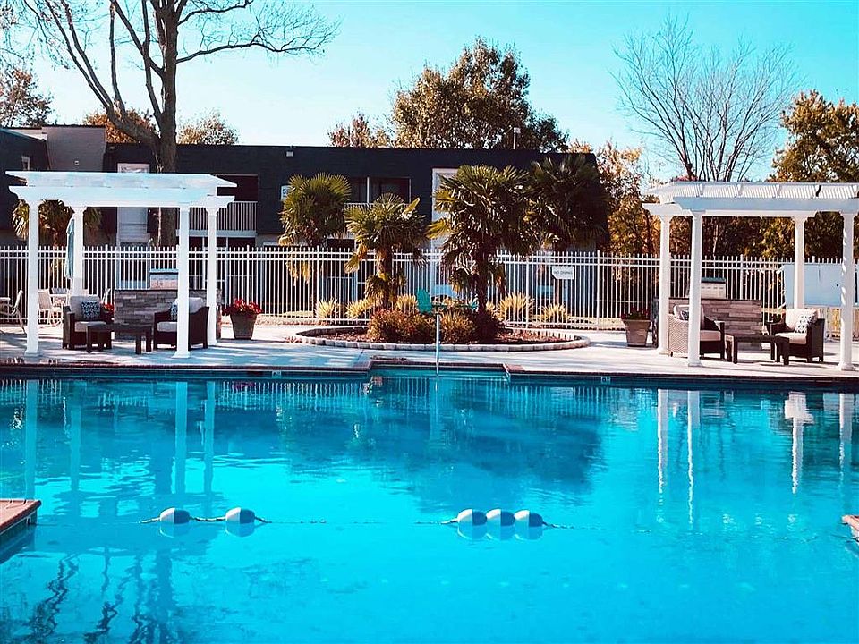 Resort-style pool features