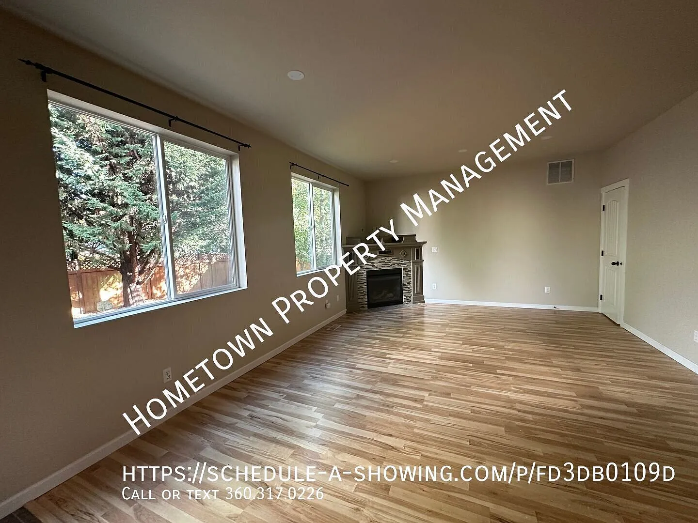 Spacious 4-Bedroom Home with Office, 3-Car Garage & Fenced Yard — Photo 4