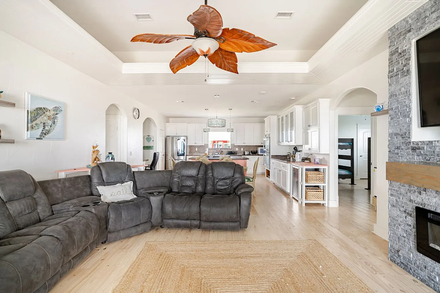 3 bed, 2.0 bath, 1646 sqft, $4,080 — Photo 1
