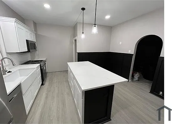 6400 Oxford Ave — Photo 2