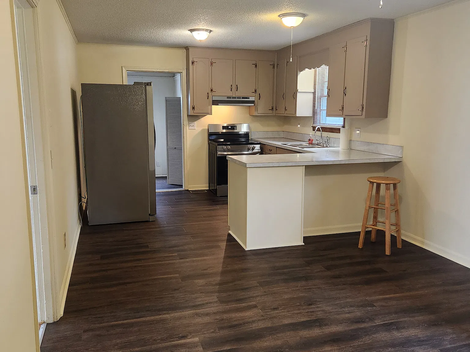 3 bed, 1.5 bath, 1486 sqft, $1,300 — Photo 4