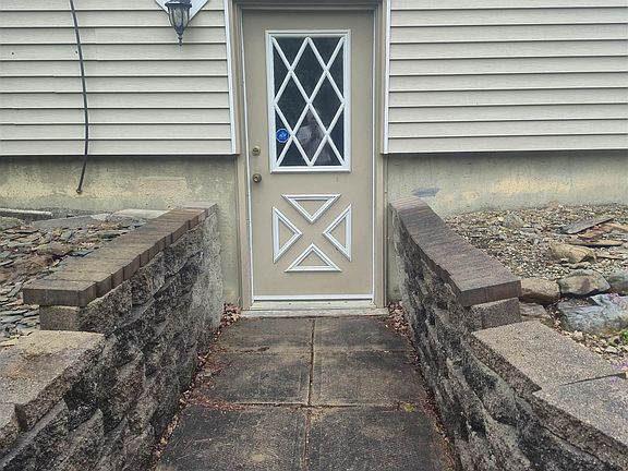 5th image of 18 Maple Ct