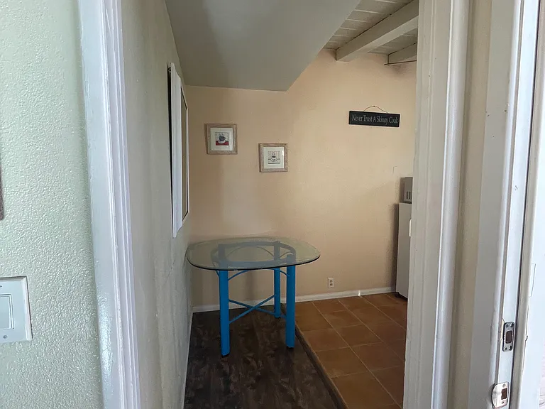kitchen comes with a glass table, or can be remove