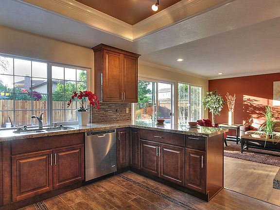 3rd image of 32220 Minturn Ct