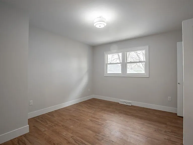 364 E Mac Arthur St — Photo 15