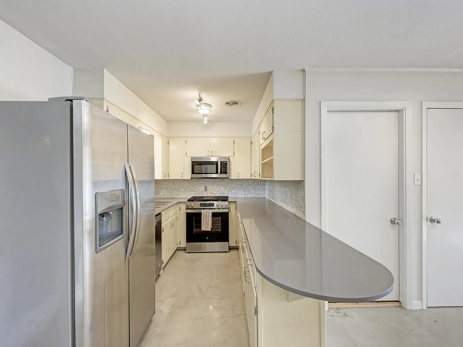 3 bed, 2.0 bath, 1122 sqft, $2,950 — Photo 3