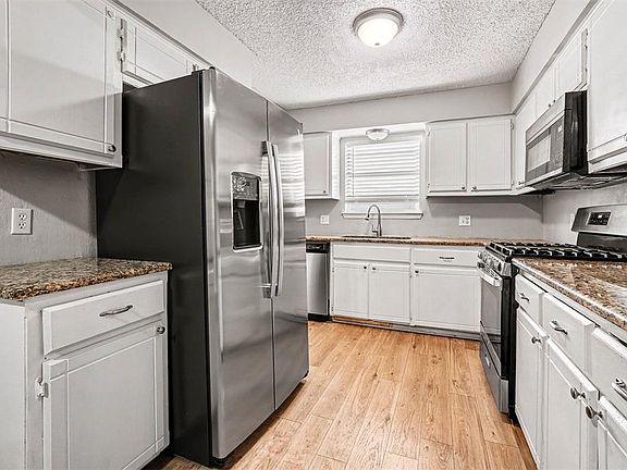 4th image of 3821 Oakcliff Dr
