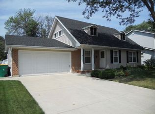 348 Dorchester Ln, Elk Grove Village, IL 60007