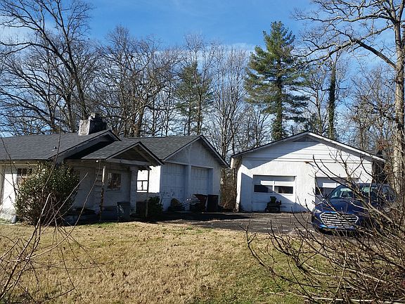 2nd image of 430 Woodlawn Pike