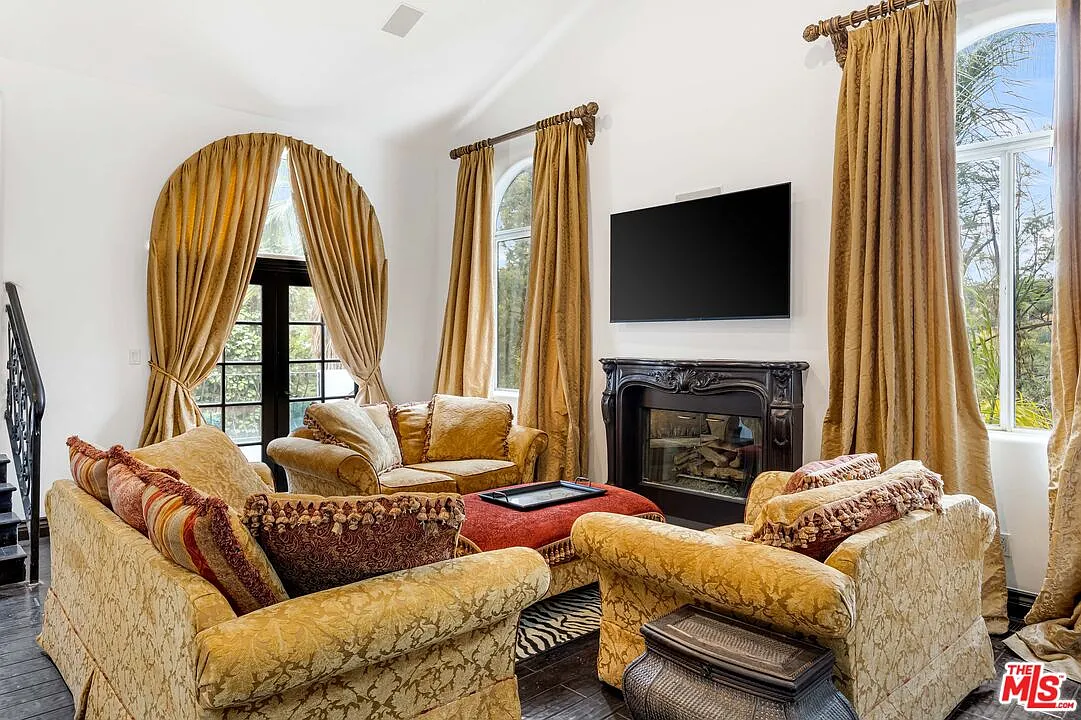 3 bed, 2.5 bath, 3738 sqft, $6,250 — Photo 3