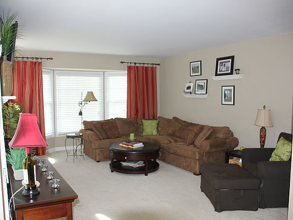 FamilyRoom w/ Bay Window