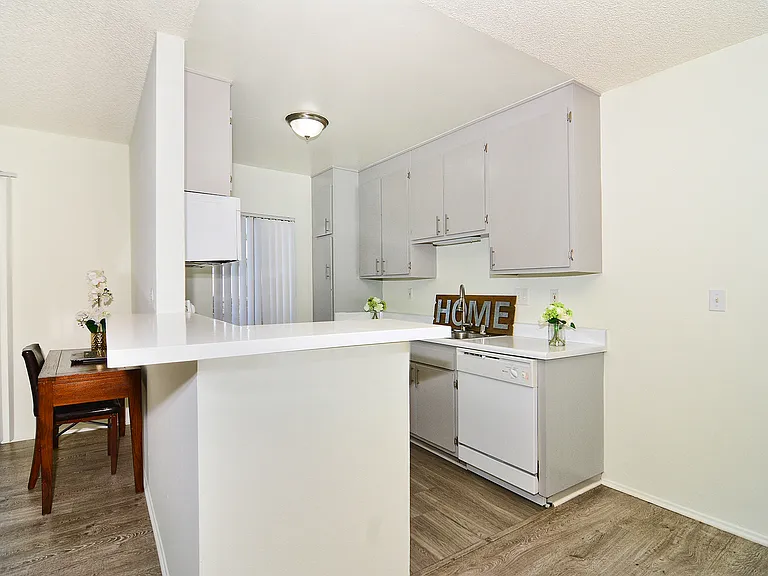 ZELZAH APARTMENTS — Photo 5