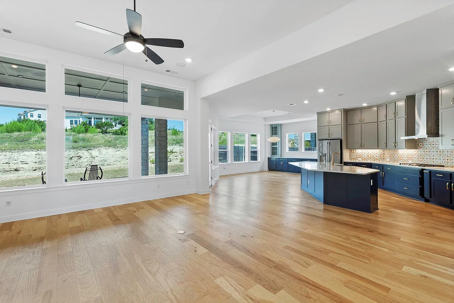 4 bed, 3.5 bath, 3262 sqft, $4,700 — Photo 2