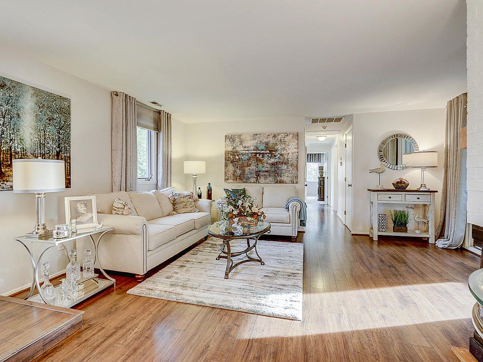 1st image of 950 Woodridge Ct #5D