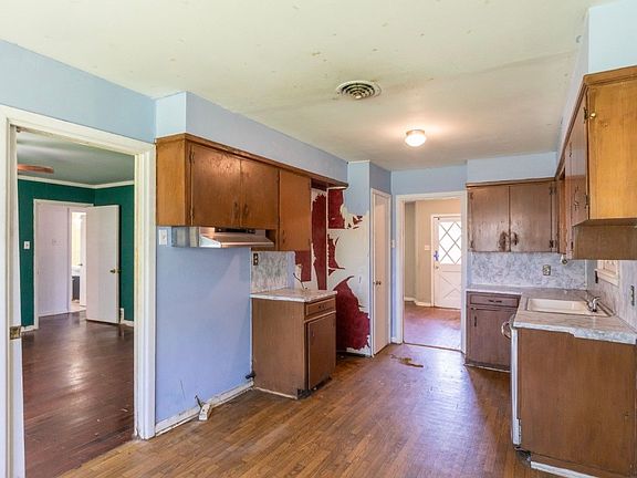 4th image of 2549 Madison Ave