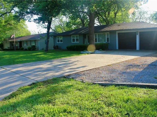 1106 S 8th St, Clinton, MO 64735