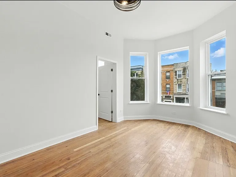 909 W Addison St #2 — Photo 4