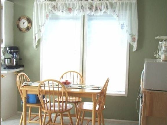 Kitchen dining area