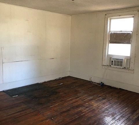5th image of 412 Kingston St