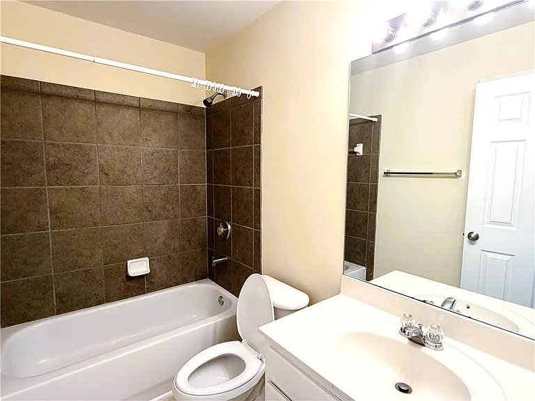 2380 Fairlie Dr — Photo 19