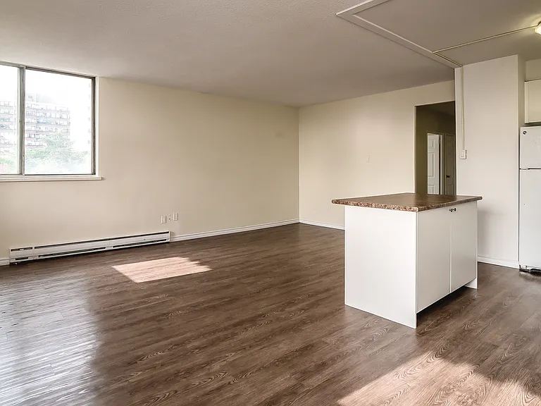 121 Hunter St W — Photo 3