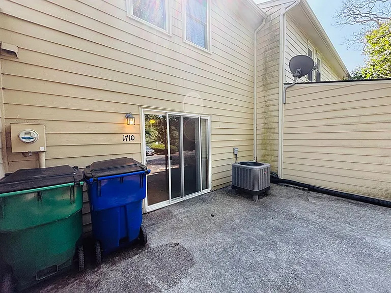 1710 Emerald St — Photo 8