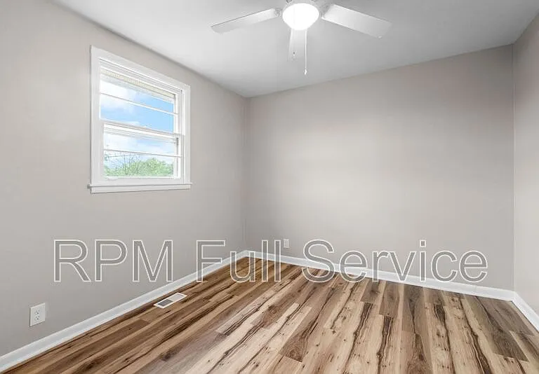 895 W Sharpe Ave #B — Photo 9