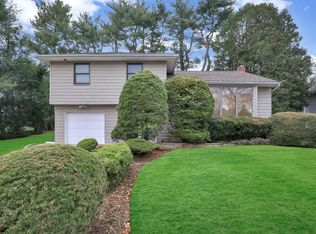 4 Rosalie Dr, Plainview, NY